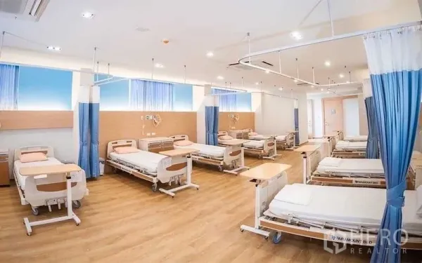 零售空间 出租在Bang Kapi, Bangkok - 明亮的临床式室内空间，设多张病床、木地板与吊装帘轨