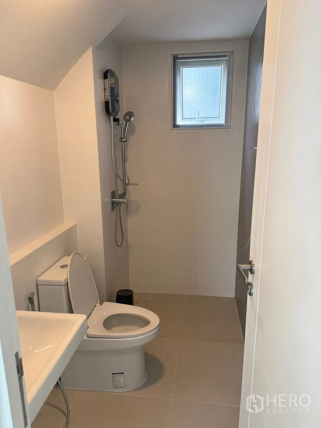บ้านเดี่ยว for rent in Bang Phli, Samut Prakan - ห้องน้ำสะอาดมีโถสุขภัณฑ์ อ่างล้างหน้า และพื้นที่อาบน้ำพร้อมเครื่องทำน้ำอุ่นและหน้าต่าง