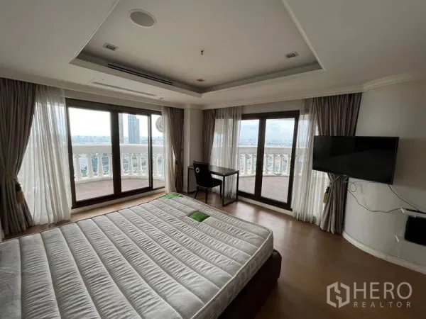 公寓 出售在Bang Rak, Bangkok - 主卧落地窗与阳台，欣赏城市与河景。