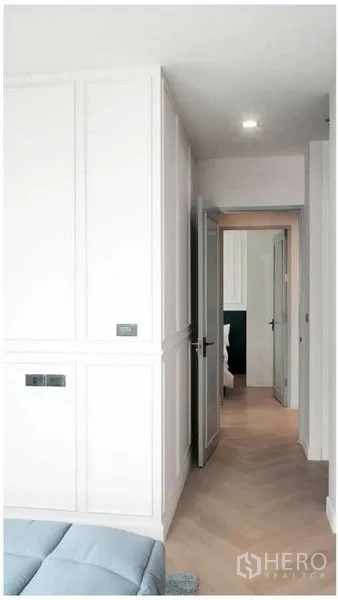 公寓 出租或出售 - 走廊设嵌入式柜体，通往卧室与浴室。