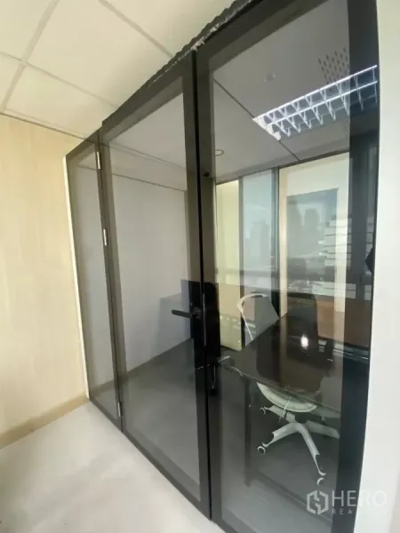 办公空间 出租在Watthana, Bangkok - 黑色框架玻璃隔间内的私人小办公室与办公椅