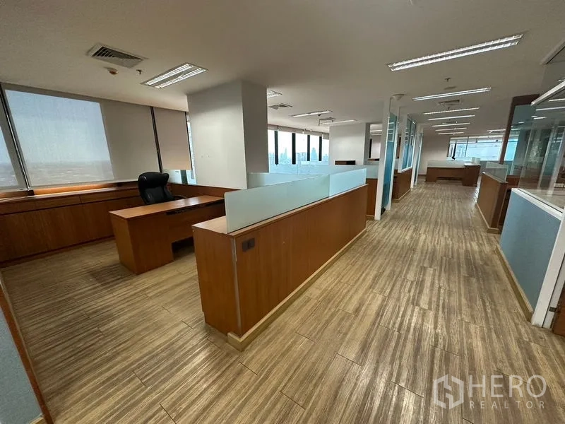 สำนักงาน ให้เช่าหรือขาย - ทางเดินหลักมีคูบ์เคิลสองข้างและหน้าต่างยาวตลอดแนว