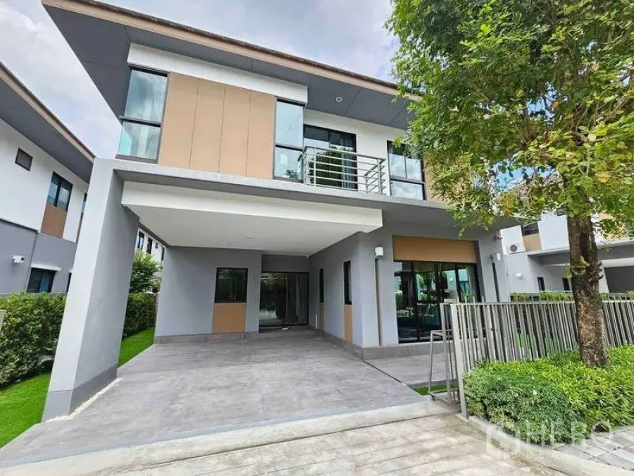 独立式住宅 出租在Prawet, Bangkok - 现代两层立面，带遮雨车位与阳台