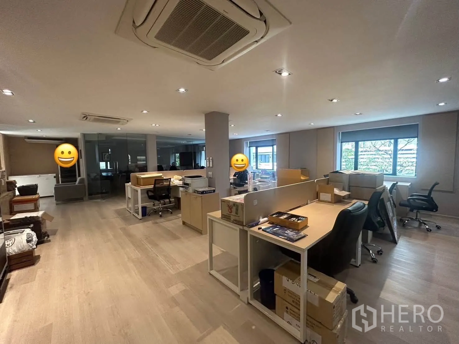 Office Space for rent in Bang Rak, Bangkok - Another view of open-plan workspace with window-side stations and light wood flooring
