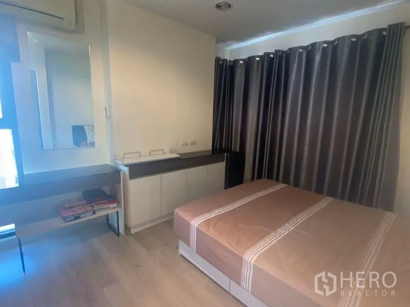 คอนโด ขายในPhra Khanong, Bangkok - ห้องนอนที่สอง เตียงใหญ่ โต๊ะทำงาน ตู้บิวต์อิน และม่านทึบ
