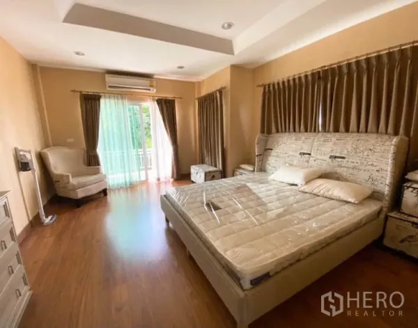 Detached House for rent or sale in Bang Yai, Nonthaburi - Spacious master bedroom with balcony access, wood floors and air conditioning.