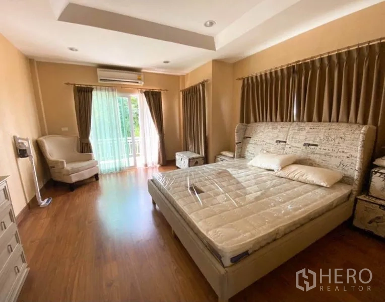 Detached House for rent or sale in Bang Yai, Nonthaburi - Spacious master bedroom with balcony access, wood floors and air conditioning.