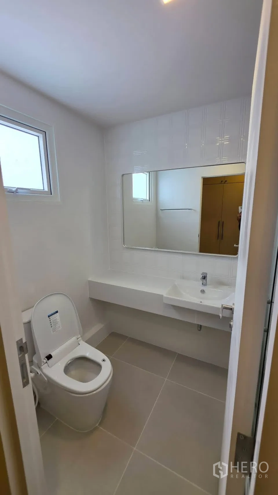 独栋房屋 for rent in Bang Phli, Samut Prakan - 洁净卫生间，带窗、长台面与大镜子。