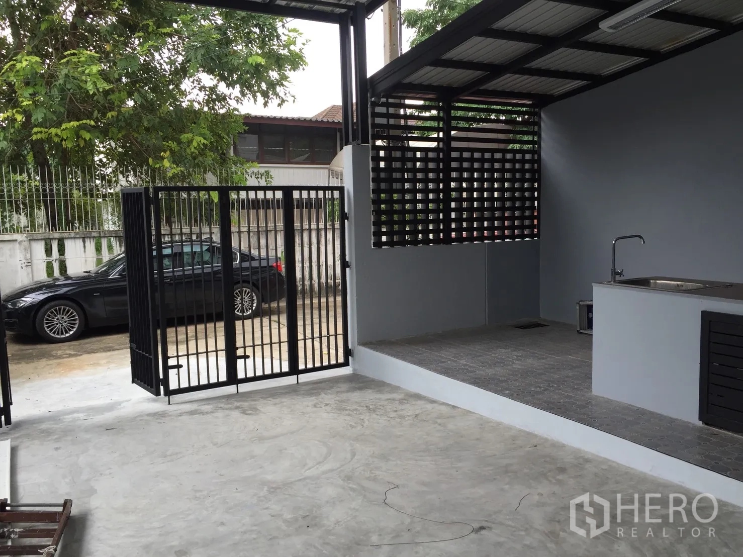 带办公室的家 出租或出售在Suan Luang, Bangkok - 带顶车位，金属大门，配室外湿厨与水槽。