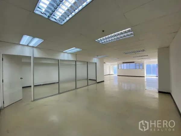 办公空间 出租在Watthana, Bangkok - 带玻璃隔断的开放办公区，自然采光充足，临近阿索克BTS。