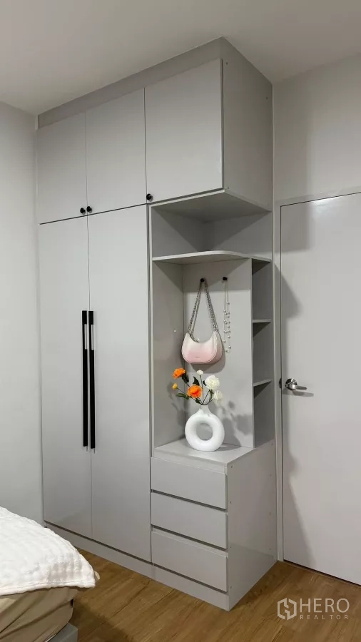 Townhouse for rent in Bang Phli, Samut Prakan - Built-in wardrobe with shelves and drawers in bedroom.