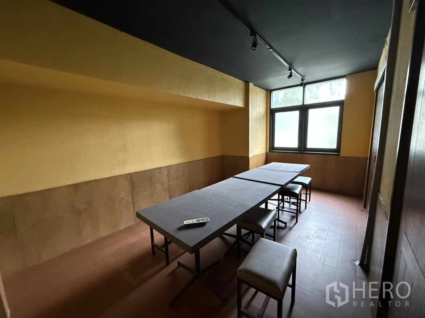 Detached House for rent in Watthana, Bangkok - Long meeting or dining room with tables, stools and frosted windows.