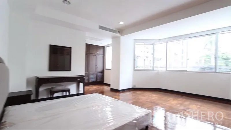 房间 出租在Khlong Toei, Bangkok - 采光充足的主卧，飘窗、书桌与嵌入式储物。
