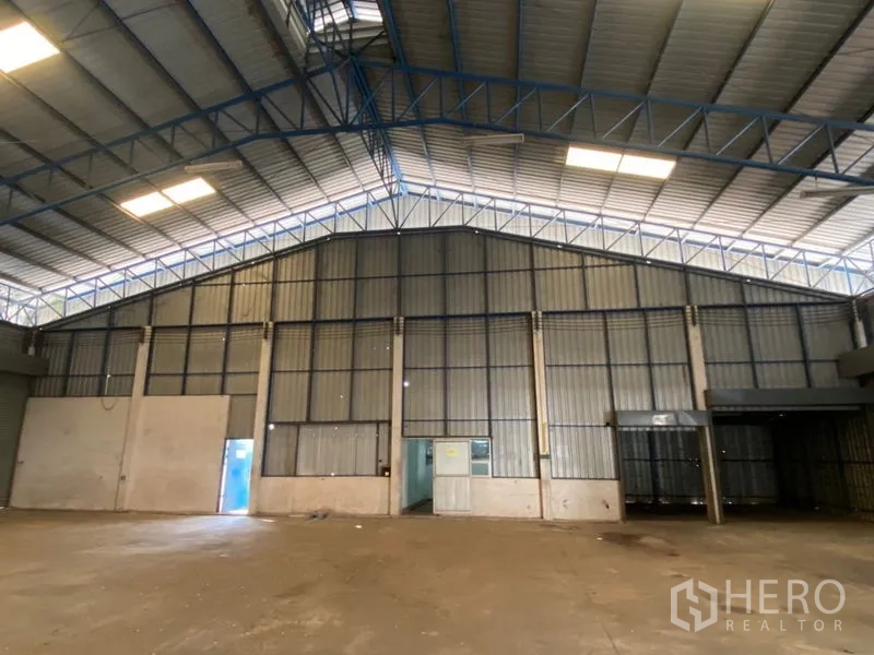 工厂 出租在Lat Lum Kaeo, Pathum Thani - 仓库内金属板墙与屋架结构。