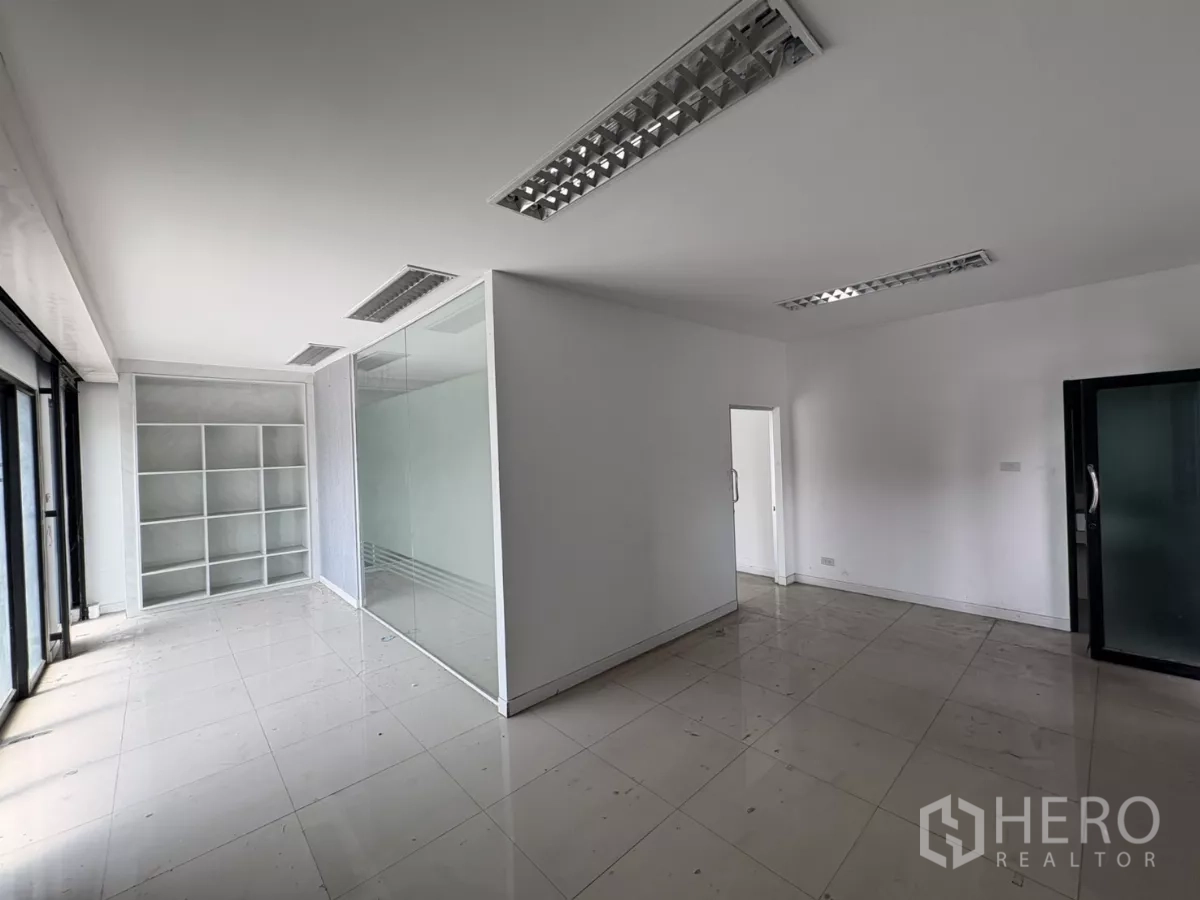 货栈 出租在Bang Phli, Samut Prakan - 采光良好的办公室区，玻璃会议室与置物架。