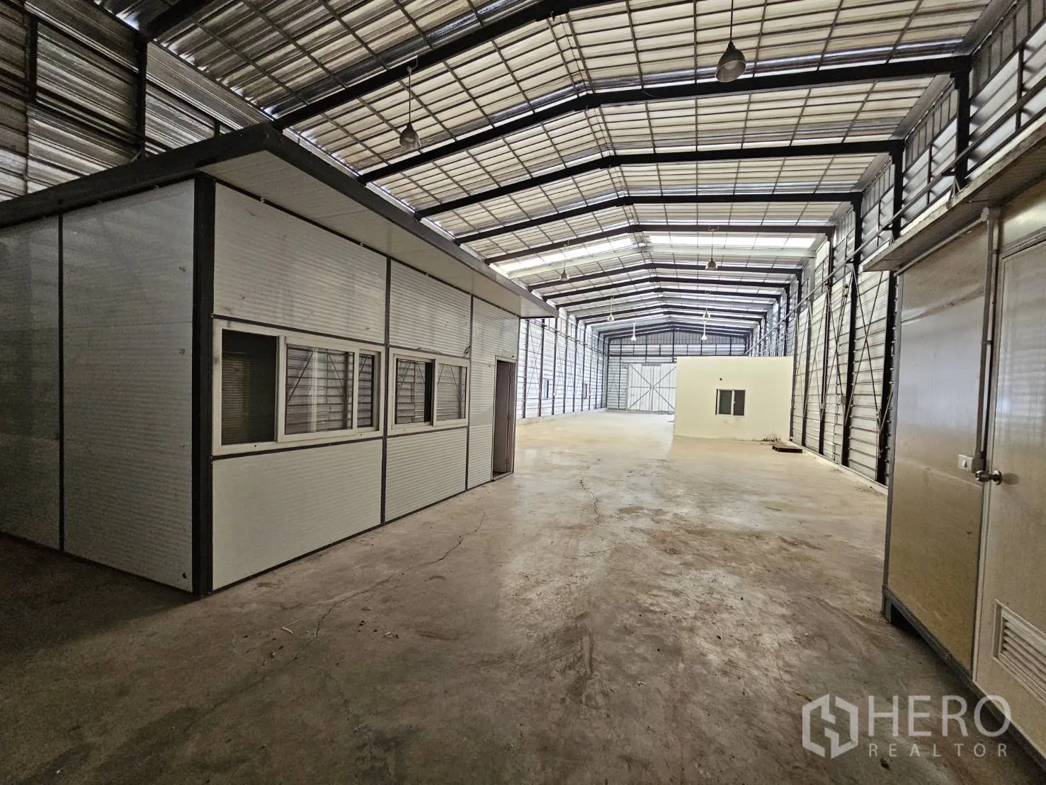 仓库 for rent in Bang Phli, Samut Prakan - 室内设模块化办公隔间，工业吊灯与宽阔通道。