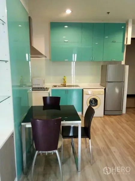 公寓 出租在Ratchathewi, Bangkok - 一体化厨房，青绿色橱柜，冰箱、洗衣机与双人餐桌。
