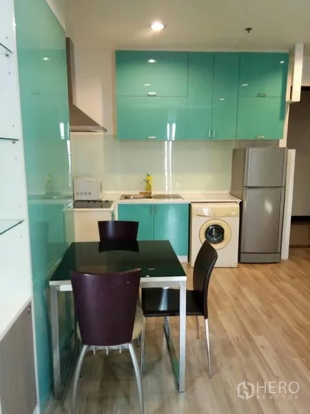 公寓 出租在Ratchathewi, Bangkok - 一体化厨房，青绿色橱柜，冰箱、洗衣机与双人餐桌。