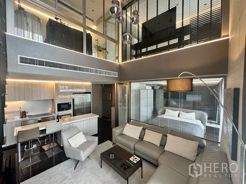 公寓 出售在Watthana, Bangkok - 双层挑高客厅，可见厨房与上方夹层