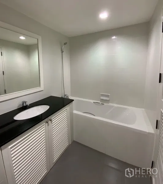 คอนโด ให้เช่าหรือขายในWatthana, Bangkok - ห้องน้ำสมัยใหม่พร้อมอ่างอาบน้ำ-ฝักบัวและเคาน์เตอร์ซิงก์หินสีดำ