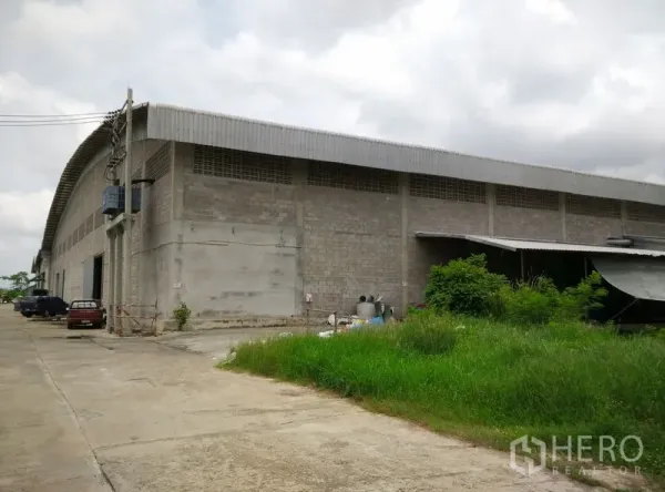 โรงงาน ให้เช่าหรือขายในKrathum Baen, Samut Sakhon - ด้านนอกอาคารโรงงานก่ออิฐบล็อกขนาดใหญ่ มีช่องลมและลานด้านข้างสำหรับขนถ่ายสินค้า