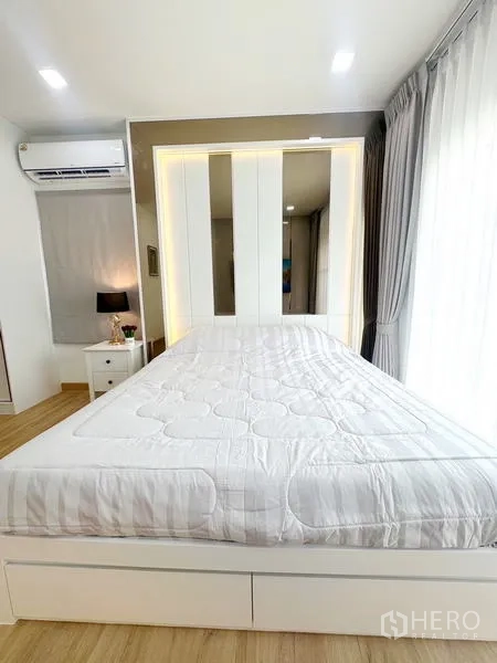 独立式住宅 出租 - 带灯光床头板的双人床，旁有落地窗与窗帘。