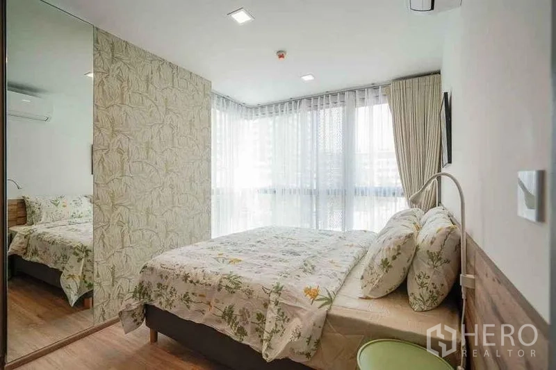 公寓 出租在Watthana, Bangkok - 转角卧室，环景窗、花纹墙纸与内置衣柜。