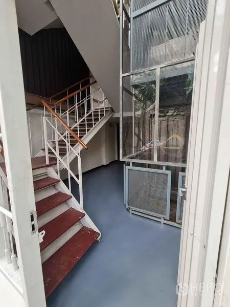店屋 出售在Watthana, Bangkok - 楼梯间与下层服务电梯入口。