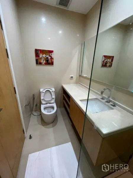Condominium for rent in Chatuchak, Bangkok - Contemporary bathroom with long vanity, large mirror and toilet