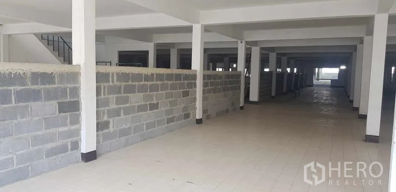 Warehouse for rent in Nong Khaem, Bangkok - Long masonry block partitions dividing the open-plan warehouse space.