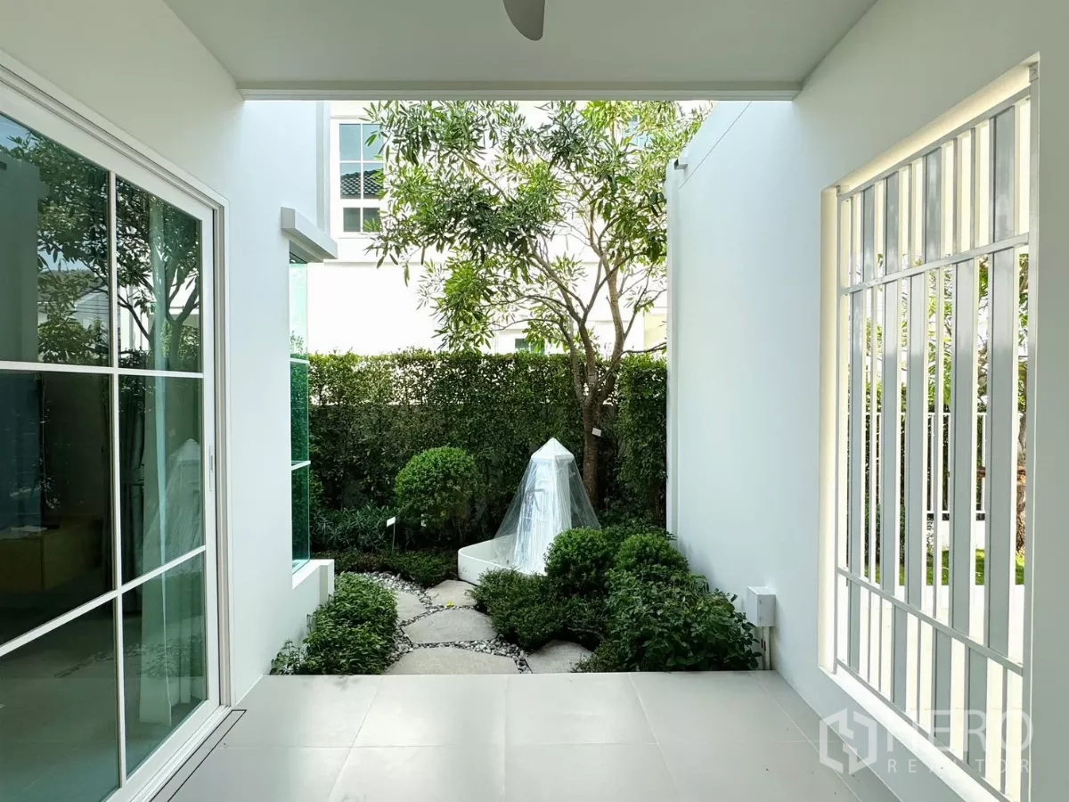 独立式住宅 出租在Bang Phli, Samut Prakan - 侧边遮蔽式露台，俯瞰景观小花园与踏石小路