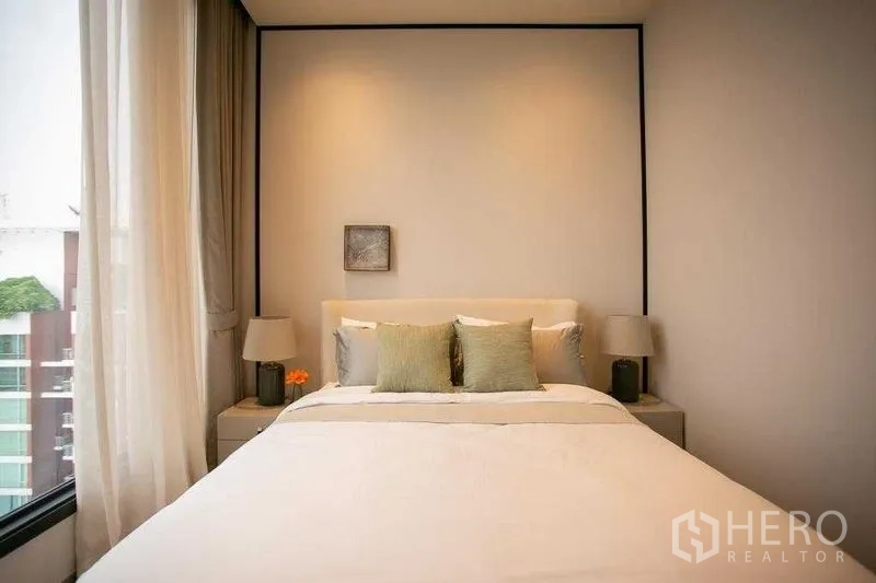 คอนโด ให้เช่าในWatthana, Bangkok - ห้องนอนรอง แสงนุ่มนวล พร้อมหน้าต่างวิวเมือง