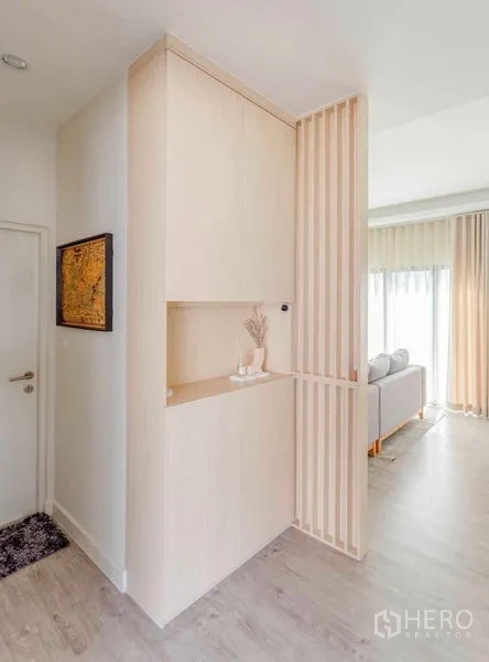 บ้าน ให้เช่าในBang Khun Thian, Bangkok - ชั้นวางของทางเข้า พร้อมตู้บิวท์อินดีไซน์เรียบและฉากกั้นซี่ไม้
