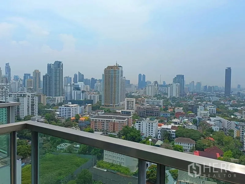 Condominium for rent in Watthana, Bangkok - High-floor balcony view over the Sukhumvit skyline and green areas.