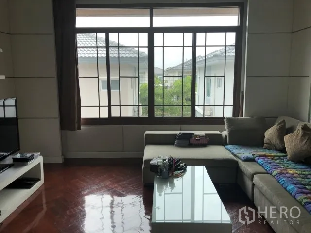 Detached House for rent in Bang Phli, Samut Prakan - Upstairs family lounge with sectional sofa, TV and a wide window overlooking the neighborhood.