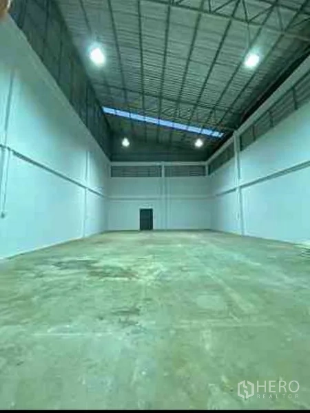 โรงงาน ให้เช่าในMueang Samut Sakhon, Samut Sakhon - ภายในโกดังโปร่ง เพดานสูงโครงเหล็ก มีสกายไลท์ และพื้นคอนกรีตสะอาด