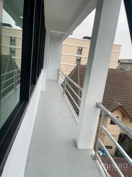 带办公室的家 出租或出售在Wang Thonglang, Bangkok - 窄型阳台走道，金属栏杆与窗边