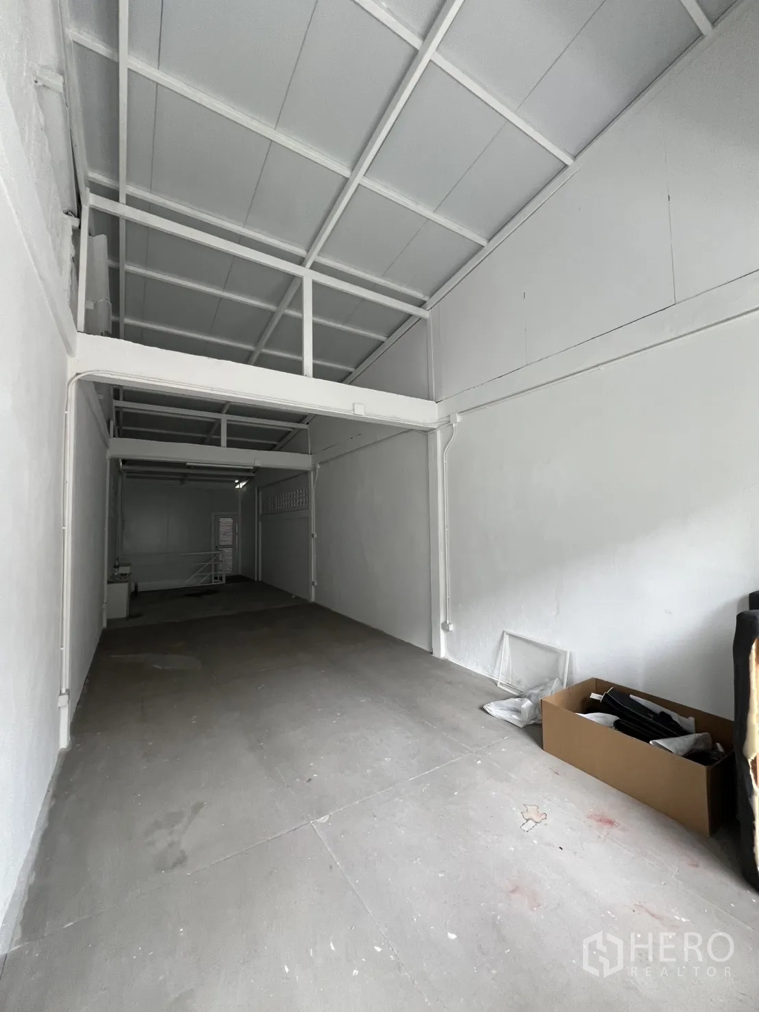 Shophouse for rent or sale in Khlong Toei, Bangkok - Long white-painted upper level suitable for storage or office use.