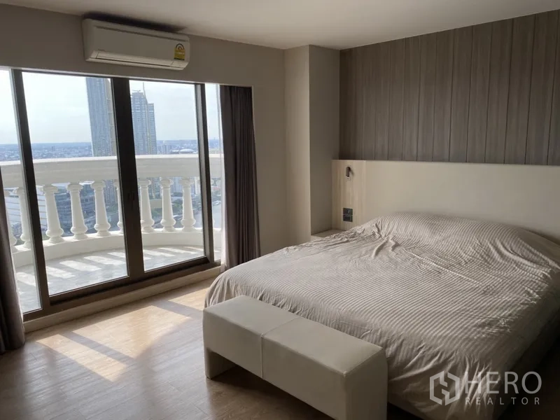 公寓 出租在Bang Rak, Bangkok - 主卧采光充足，落地推拉门通往弧形阳台，可眺望曼谷城市与河景。