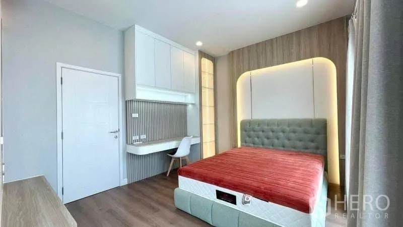 独栋房屋 for rent or sale in Bang Phli, Samut Prakan - 客卧配软包床头、书桌与氛围灯