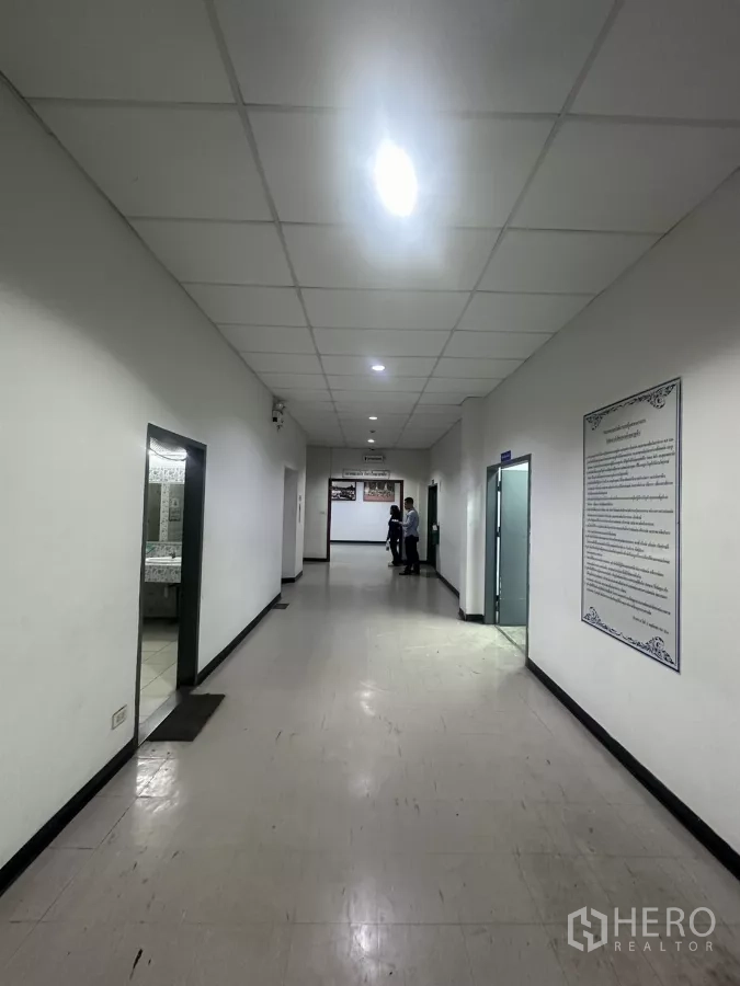 工厂 出售在Lat Krabang, Bangkok - 室内走廊，多扇房门与明亮顶灯。
