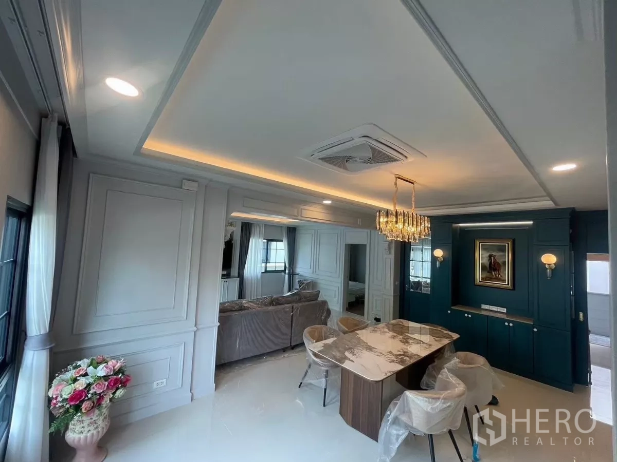 Detached House for rent in Bang Phli, Samut Prakan - Dining zone with marble-top table and teal built-in cabinet feature wall.