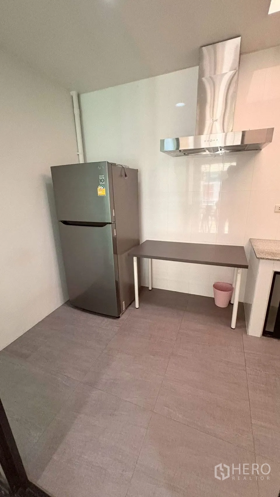 ทาวน์เฮาส์ for rent in Phra Khanong, Bangkok - มุมครัวแยกพร้อมเครื่องดูดควันสแตนเลส เคาน์เตอร์ และตู้เย็น