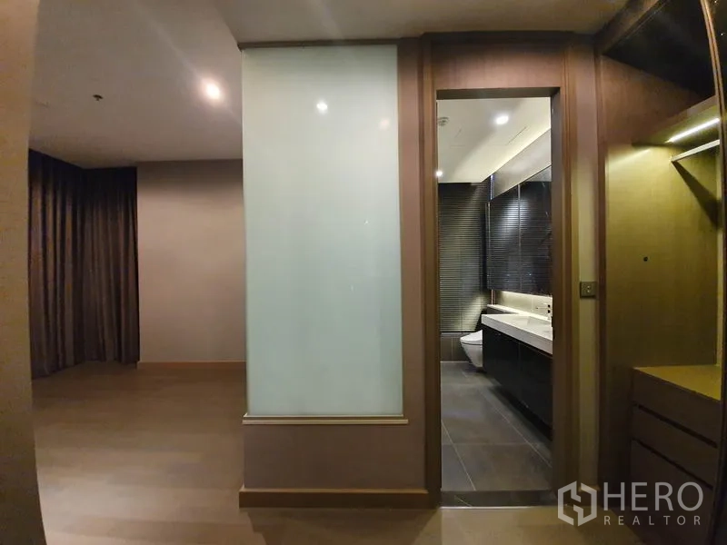 คอนโด ให้เช่าในHuai Khwang, Bangkok - โถงทางเข้าห้องน้ำและวอล์กอินคลอเซ็ต กั้นด้วยผนังกระจกฝ้า