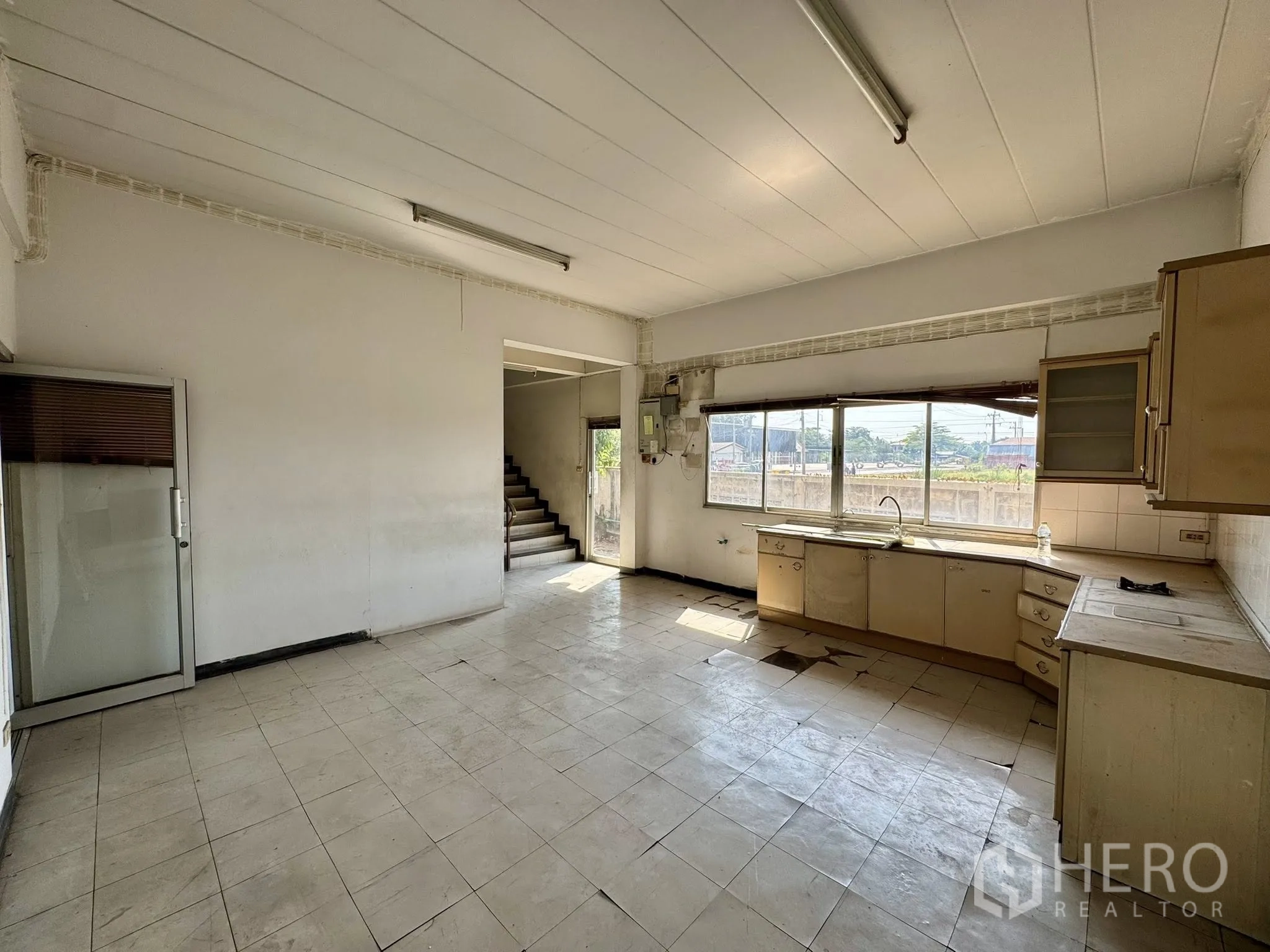 คลังสินค้า for rent in Mueang Samut Sakhon, Samut Sakhon - พื้นที่แพนทรีชั้นล่าง ตู้บิวท์อินรูปตัวแอล ใกล้บันได
