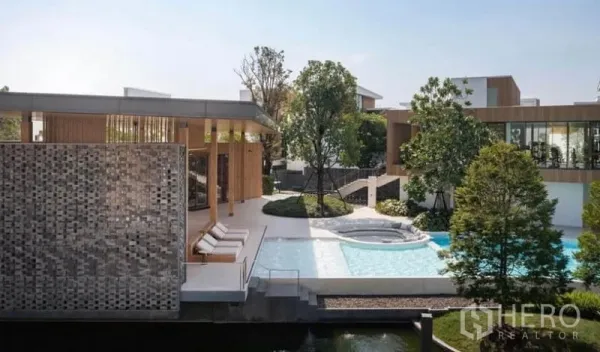 บ้าน ให้เช่าในSaphan Sung, Bangkok - คลับเฮาส์สไตล์รีสอร์ตพร้อมโซนเลานจ์และสระตื้นท่ามกลางต้นไม้
