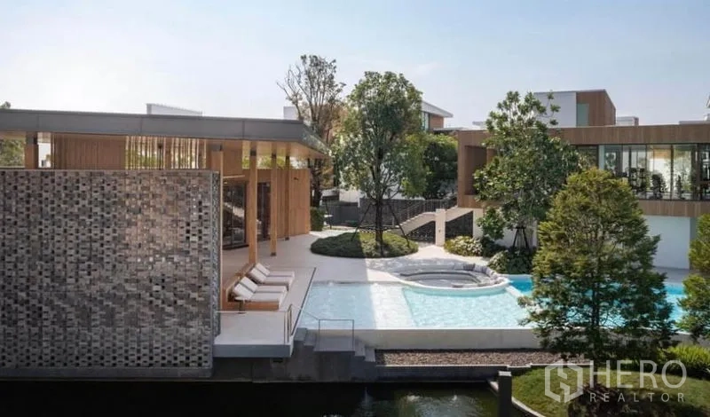 บ้าน ให้เช่าในSaphan Sung, Bangkok - คลับเฮาส์สไตล์รีสอร์ตพร้อมโซนเลานจ์และสระตื้นท่ามกลางต้นไม้