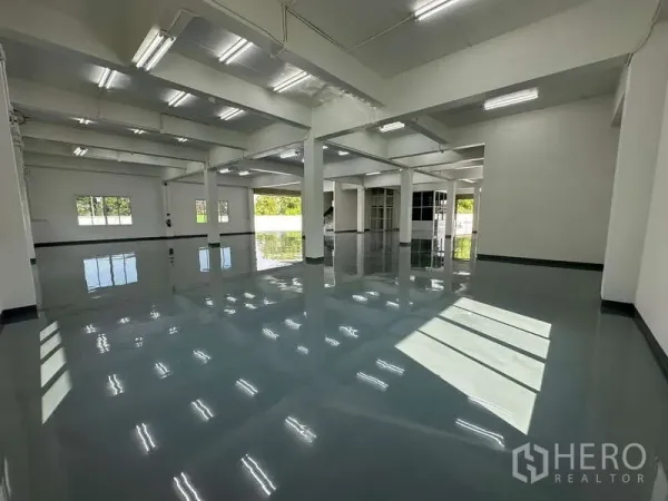 货栈 出租在Mueang Samut Prakan, Samut Prakan - 开放式仓库内部，地面反光，采光窗临近装卸区。