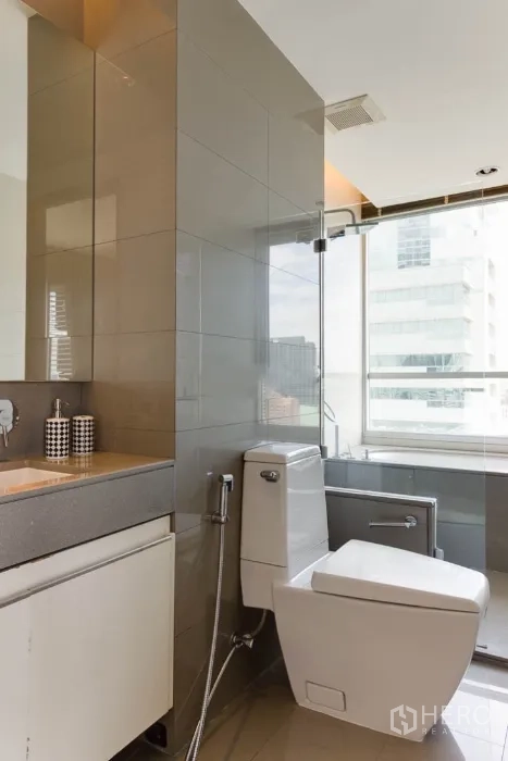 คอนโด ให้เช่าในRatchathewi, Bangkok - ห้องน้ำร่วมสมัย ฉากกั้นอาบน้ำกระจก เคาน์เตอร์อ่างล้างหน้า และหน้าต่างวิวเมือง