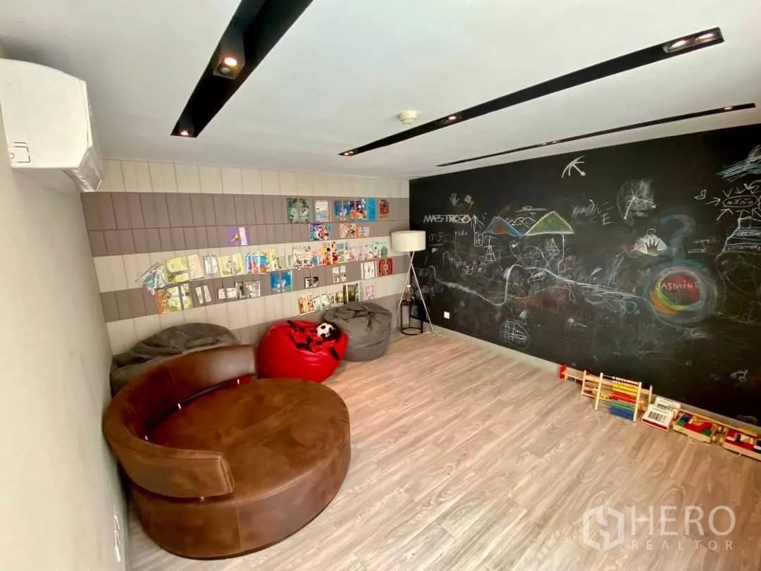 公寓 出租在Watthana, Bangkok - 儿童活动室，黑板墙、懒人沙发和玩具